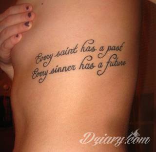 Cytaty oraz własne słowa przypominające o tym co ważne; tatuaże w formie napisów dają ogromne możliwości zastosowania - od łopatek po litery na wnętrzu ramienia. Modele o szczególnej uniwersalności dzięki różnym czcionkom. 