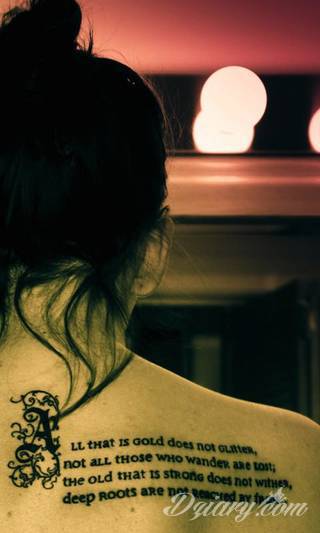 Cytaty oraz własne słowa przypominające o tym co ważne; tatuaże w formie napisów dają ogromne możliwości zastosowania - od łopatek po litery na wnętrzu ramienia. Modele o szczególnej uniwersalności dzięki różnym czcionkom. 