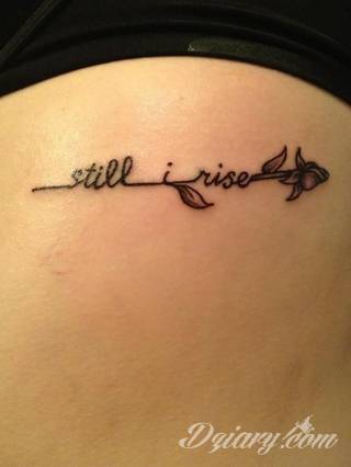 Cytaty oraz własne słowa przypominające o tym co ważne; tatuaże w formie napisów dają ogromne możliwości zastosowania - od łopatek po litery na wnętrzu ramienia. Modele o szczególnej uniwersalności dzięki różnym czcionkom. 