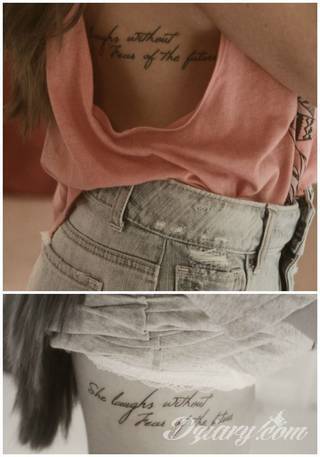 Cytaty oraz własne słowa przypominające o tym co ważne; tatuaże w formie napisów dają ogromne możliwości zastosowania - od łopatek po litery na wnętrzu ramienia. Modele o szczególnej uniwersalności dzięki różnym czcionkom. 