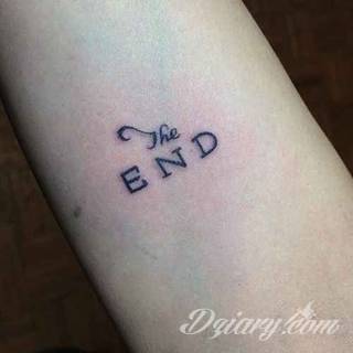 Cytaty oraz własne słowa przypominające o tym co ważne; tatuaże w formie napisów dają ogromne możliwości zastosowania - od łopatek po litery na wnętrzu ramienia. Modele o szczególnej uniwersalności dzięki różnym czcionkom. 