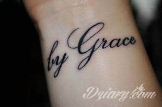 Cytaty oraz własne słowa przypominające o tym co ważne; tatuaże w formie napisów dają ogromne możliwości zastosowania - od łopatek po litery na wnętrzu ramienia. Modele o szczególnej uniwersalności dzięki różnym czcionkom. 