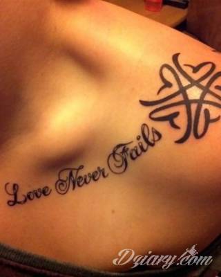 Cytaty oraz własne słowa przypominające o tym co ważne; tatuaże w formie napisów dają ogromne możliwości zastosowania - od łopatek po litery na wnętrzu ramienia. Modele o szczególnej uniwersalności dzięki różnym czcionkom. 