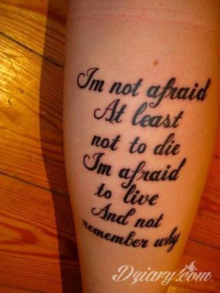Cytaty oraz własne słowa przypominające o tym co ważne; tatuaże w formie napisów dają ogromne możliwości zastosowania - od łopatek po litery na wnętrzu ramienia. Modele o szczególnej uniwersalności dzięki różnym czcionkom. 