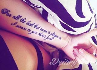 Cytaty oraz własne słowa przypominające o tym co ważne; tatuaże w formie napisów dają ogromne możliwości zastosowania - od łopatek po litery na wnętrzu ramienia. Modele o szczególnej uniwersalności dzięki różnym czcionkom. 