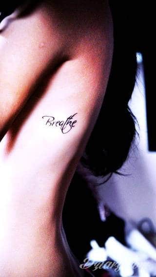 Cytaty oraz własne słowa przypominające o tym co ważne; tatuaże w formie napisów dają ogromne możliwości zastosowania - od łopatek po litery na wnętrzu ramienia. Modele o szczególnej uniwersalności dzięki różnym czcionkom. 