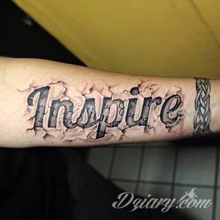 Cytaty oraz własne słowa przypominające o tym co ważne; tatuaże w formie napisów dają ogromne możliwości zastosowania - od łopatek po litery na wnętrzu ramienia. Modele o szczególnej uniwersalności dzięki różnym czcionkom. 