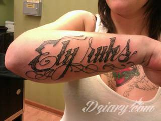 Cytaty oraz własne słowa przypominające o tym co ważne; tatuaże w formie napisów dają ogromne możliwości zastosowania - od łopatek po litery na wnętrzu ramienia. Modele o szczególnej uniwersalności dzięki różnym czcionkom. 