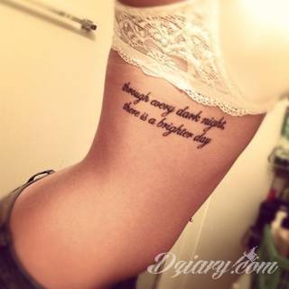 Cytaty oraz własne słowa przypominające o tym co ważne; tatuaże w formie napisów dają ogromne możliwości zastosowania - od łopatek po litery na wnętrzu ramienia. Modele o szczególnej uniwersalności dzięki różnym czcionkom. 