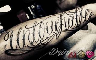 Cytaty oraz własne słowa przypominające o tym co ważne; tatuaże w formie napisów dają ogromne możliwości zastosowania - od łopatek po litery na wnętrzu ramienia. Modele o szczególnej uniwersalności dzięki różnym czcionkom. 