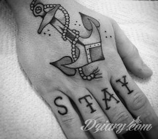 Cytaty oraz własne słowa przypominające o tym co ważne; tatuaże w formie napisów dają ogromne możliwości zastosowania - od łopatek po litery na wnętrzu ramienia. Modele o szczególnej uniwersalności dzięki różnym czcionkom. 