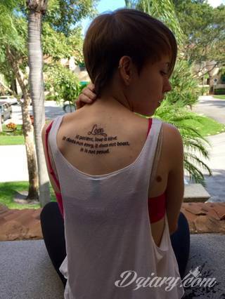 Cytaty oraz własne słowa przypominające o tym co ważne; tatuaże w formie napisów dają ogromne możliwości zastosowania - od łopatek po litery na wnętrzu ramienia. Modele o szczególnej uniwersalności dzięki różnym czcionkom. 