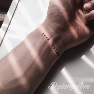 Cytaty oraz własne słowa przypominające o tym co ważne; tatuaże w formie napisów dają ogromne możliwości zastosowania - od łopatek po litery na wnętrzu ramienia. Modele o szczególnej uniwersalności dzięki różnym czcionkom. 