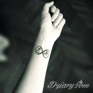 Cytaty oraz własne słowa przypominające o tym co ważne; tatuaże w formie napisów dają ogromne możliwości zastosowania - od łopatek po litery na wnętrzu ramienia. Modele o szczególnej uniwersalności dzięki różnym czcionkom. 