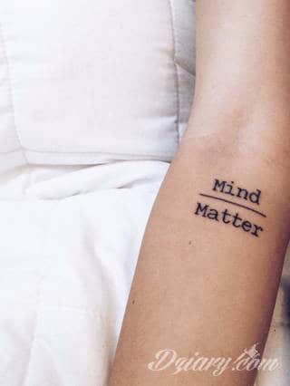 Cytaty oraz własne słowa przypominające o tym co ważne; tatuaże w formie napisów dają ogromne możliwości zastosowania - od łopatek po litery na wnętrzu ramienia. Modele o szczególnej uniwersalności dzięki różnym czcionkom. 