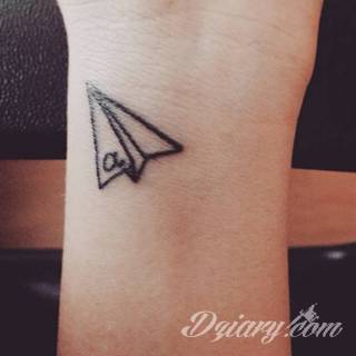 Cytaty oraz własne słowa przypominające o tym co ważne; tatuaże w formie napisów dają ogromne możliwości zastosowania - od łopatek po litery na wnętrzu ramienia. Modele o szczególnej uniwersalności dzięki różnym czcionkom. 