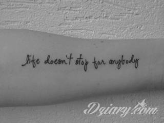 Cytaty oraz własne słowa przypominające o tym co ważne; tatuaże w formie napisów dają ogromne możliwości zastosowania - od łopatek po litery na wnętrzu ramienia. Modele o szczególnej uniwersalności dzięki różnym czcionkom. 