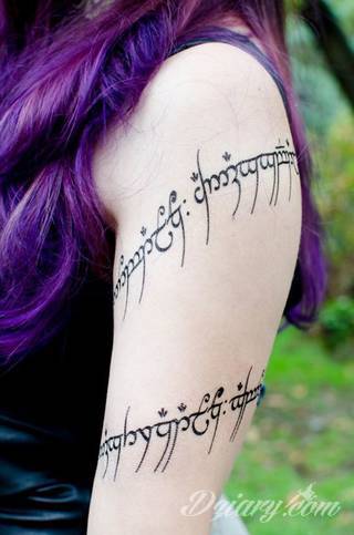 Cytaty oraz własne słowa przypominające o tym co ważne; tatuaże w formie napisów dają ogromne możliwości zastosowania - od łopatek po litery na wnętrzu ramienia. Modele o szczególnej uniwersalności dzięki różnym czcionkom. 