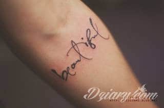 Cytaty oraz własne słowa przypominające o tym co ważne; tatuaże w formie napisów dają ogromne możliwości zastosowania - od łopatek po litery na wnętrzu ramienia. Modele o szczególnej uniwersalności dzięki różnym czcionkom. 