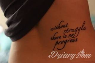 Cytaty oraz własne słowa przypominające o tym co ważne; tatuaże w formie napisów dają ogromne możliwości zastosowania - od łopatek po litery na wnętrzu ramienia. Modele o szczególnej uniwersalności dzięki różnym czcionkom. 