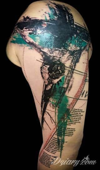 Cytaty oraz własne słowa przypominające o tym co ważne; tatuaże w formie napisów dają ogromne możliwości zastosowania - od łopatek po litery na wnętrzu ramienia. Modele o szczególnej uniwersalności dzięki różnym czcionkom. 