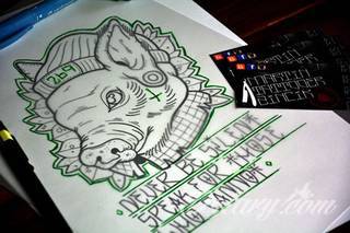 Cytaty oraz własne słowa przypominające o tym co ważne; tatuaże w formie napisów dają ogromne możliwości zastosowania - od łopatek po litery na wnętrzu ramienia. Modele o szczególnej uniwersalności dzięki różnym czcionkom. 