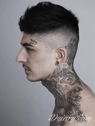 Cytaty oraz własne słowa przypominające o tym co ważne; tatuaże w formie napisów dają ogromne możliwości zastosowania - od łopatek po litery na wnętrzu ramienia. Modele o szczególnej uniwersalności dzięki różnym czcionkom. 