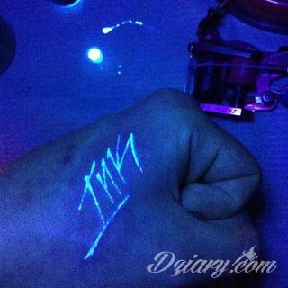 Cytaty oraz własne słowa przypominające o tym co ważne; tatuaże w formie napisów dają ogromne możliwości zastosowania - od łopatek po litery na wnętrzu ramienia. Modele o szczególnej uniwersalności dzięki różnym czcionkom. 