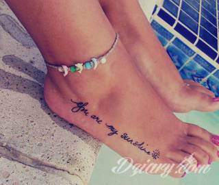 Cytaty oraz własne słowa przypominające o tym co ważne; tatuaże w formie napisów dają ogromne możliwości zastosowania - od łopatek po litery na wnętrzu ramienia. Modele o szczególnej uniwersalności dzięki różnym czcionkom. 