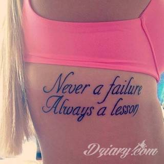 Cytaty oraz własne słowa przypominające o tym co ważne; tatuaże w formie napisów dają ogromne możliwości zastosowania - od łopatek po litery na wnętrzu ramienia. Modele o szczególnej uniwersalności dzięki różnym czcionkom. 