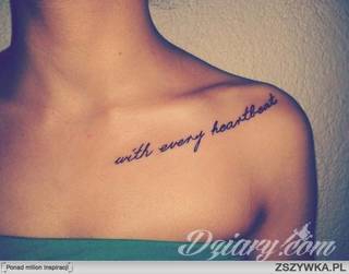 Cytaty oraz własne słowa przypominające o tym co ważne; tatuaże w formie napisów dają ogromne możliwości zastosowania - od łopatek po litery na wnętrzu ramienia. Modele o szczególnej uniwersalności dzięki różnym czcionkom. 