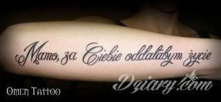 Cytaty oraz własne słowa przypominające o tym co ważne; tatuaże w formie napisów dają ogromne możliwości zastosowania - od łopatek po litery na wnętrzu ramienia. Modele o szczególnej uniwersalności dzięki różnym czcionkom. 