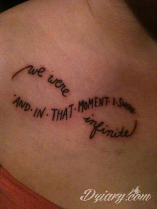 Cytaty oraz własne słowa przypominające o tym co ważne; tatuaże w formie napisów dają ogromne możliwości zastosowania - od łopatek po litery na wnętrzu ramienia. Modele o szczególnej uniwersalności dzięki różnym czcionkom. 