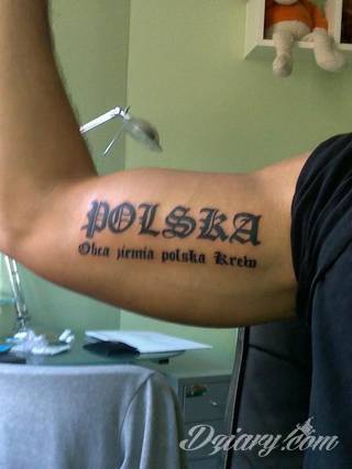 Cytaty oraz własne słowa przypominające o tym co ważne; tatuaże w formie napisów dają ogromne możliwości zastosowania - od łopatek po litery na wnętrzu ramienia. Modele o szczególnej uniwersalności dzięki różnym czcionkom. 