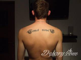 Cytaty oraz własne słowa przypominające o tym co ważne; tatuaże w formie napisów dają ogromne możliwości zastosowania - od łopatek po litery na wnętrzu ramienia. Modele o szczególnej uniwersalności dzięki różnym czcionkom. 