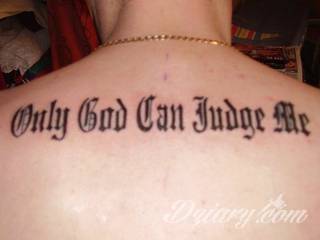 Cytaty oraz własne słowa przypominające o tym co ważne; tatuaże w formie napisów dają ogromne możliwości zastosowania - od łopatek po litery na wnętrzu ramienia. Modele o szczególnej uniwersalności dzięki różnym czcionkom. 