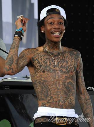 Cytaty oraz własne słowa przypominające o tym co ważne; tatuaże w formie napisów dają ogromne możliwości zastosowania - od łopatek po litery na wnętrzu ramienia. Modele o szczególnej uniwersalności dzięki różnym czcionkom. 