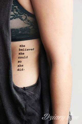 Cytaty oraz własne słowa przypominające o tym co ważne; tatuaże w formie napisów dają ogromne możliwości zastosowania - od łopatek po litery na wnętrzu ramienia. Modele o szczególnej uniwersalności dzięki różnym czcionkom. 