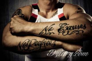 Cytaty oraz własne słowa przypominające o tym co ważne; tatuaże w formie napisów dają ogromne możliwości zastosowania - od łopatek po litery na wnętrzu ramienia. Modele o szczególnej uniwersalności dzięki różnym czcionkom. 