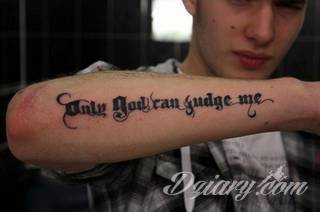 Cytaty oraz własne słowa przypominające o tym co ważne; tatuaże w formie napisów dają ogromne możliwości zastosowania - od łopatek po litery na wnętrzu ramienia. Modele o szczególnej uniwersalności dzięki różnym czcionkom. 