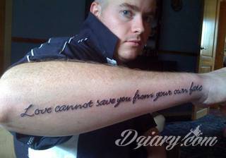 Cytaty oraz własne słowa przypominające o tym co ważne; tatuaże w formie napisów dają ogromne możliwości zastosowania - od łopatek po litery na wnętrzu ramienia. Modele o szczególnej uniwersalności dzięki różnym czcionkom. 