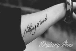 Cytaty oraz własne słowa przypominające o tym co ważne; tatuaże w formie napisów dają ogromne możliwości zastosowania - od łopatek po litery na wnętrzu ramienia. Modele o szczególnej uniwersalności dzięki różnym czcionkom. 