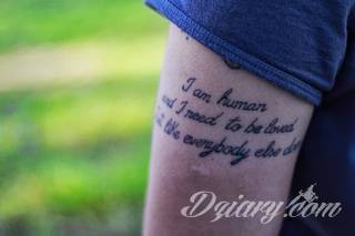 Cytaty oraz własne słowa przypominające o tym co ważne; tatuaże w formie napisów dają ogromne możliwości zastosowania - od łopatek po litery na wnętrzu ramienia. Modele o szczególnej uniwersalności dzięki różnym czcionkom. 