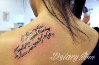 Cytaty oraz własne słowa przypominające o tym co ważne; tatuaże w formie napisów dają ogromne możliwości zastosowania - od łopatek po litery na wnętrzu ramienia. Modele o szczególnej uniwersalności dzięki różnym czcionkom. 