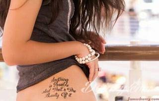 Cytaty oraz własne słowa przypominające o tym co ważne; tatuaże w formie napisów dają ogromne możliwości zastosowania - od łopatek po litery na wnętrzu ramienia. Modele o szczególnej uniwersalności dzięki różnym czcionkom. 