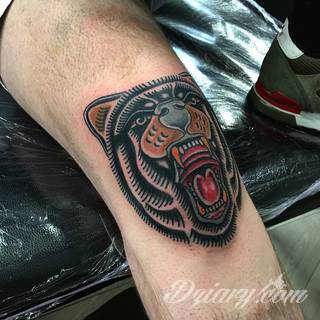 Tatuaże niedźwiedzie to wzory z prostym przekazem - groźne zwierzęta nadają ciały wyraźnej drapieżności. Grafiki z niedźwiedziem świetnie sprawdzają się przede wszystkim na męskich, silnych ramionach.