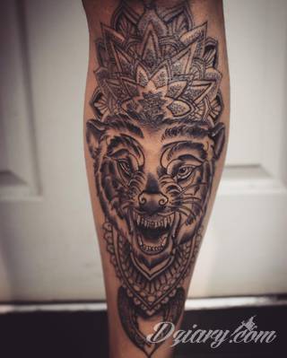 Tatuaże niedźwiedzie to wzory z prostym przekazem - groźne zwierzęta nadają ciały wyraźnej drapieżności. Grafiki z niedźwiedziem świetnie sprawdzają się przede wszystkim na męskich, silnych ramionach.