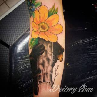 Tatuaże niedźwiedzie to wzory z prostym przekazem - groźne zwierzęta nadają ciały wyraźnej drapieżności. Grafiki z niedźwiedziem świetnie sprawdzają się przede wszystkim na męskich, silnych ramionach.