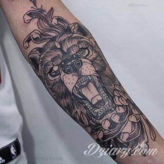 Tatuaże niedźwiedzie to wzory z prostym przekazem - groźne zwierzęta nadają ciały wyraźnej drapieżności. Grafiki z niedźwiedziem świetnie sprawdzają się przede wszystkim na męskich, silnych ramionach.