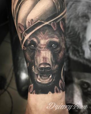 Tatuaże niedźwiedzie to wzory z prostym przekazem - groźne zwierzęta nadają ciały wyraźnej drapieżności. Grafiki z niedźwiedziem świetnie sprawdzają się przede wszystkim na męskich, silnych ramionach.